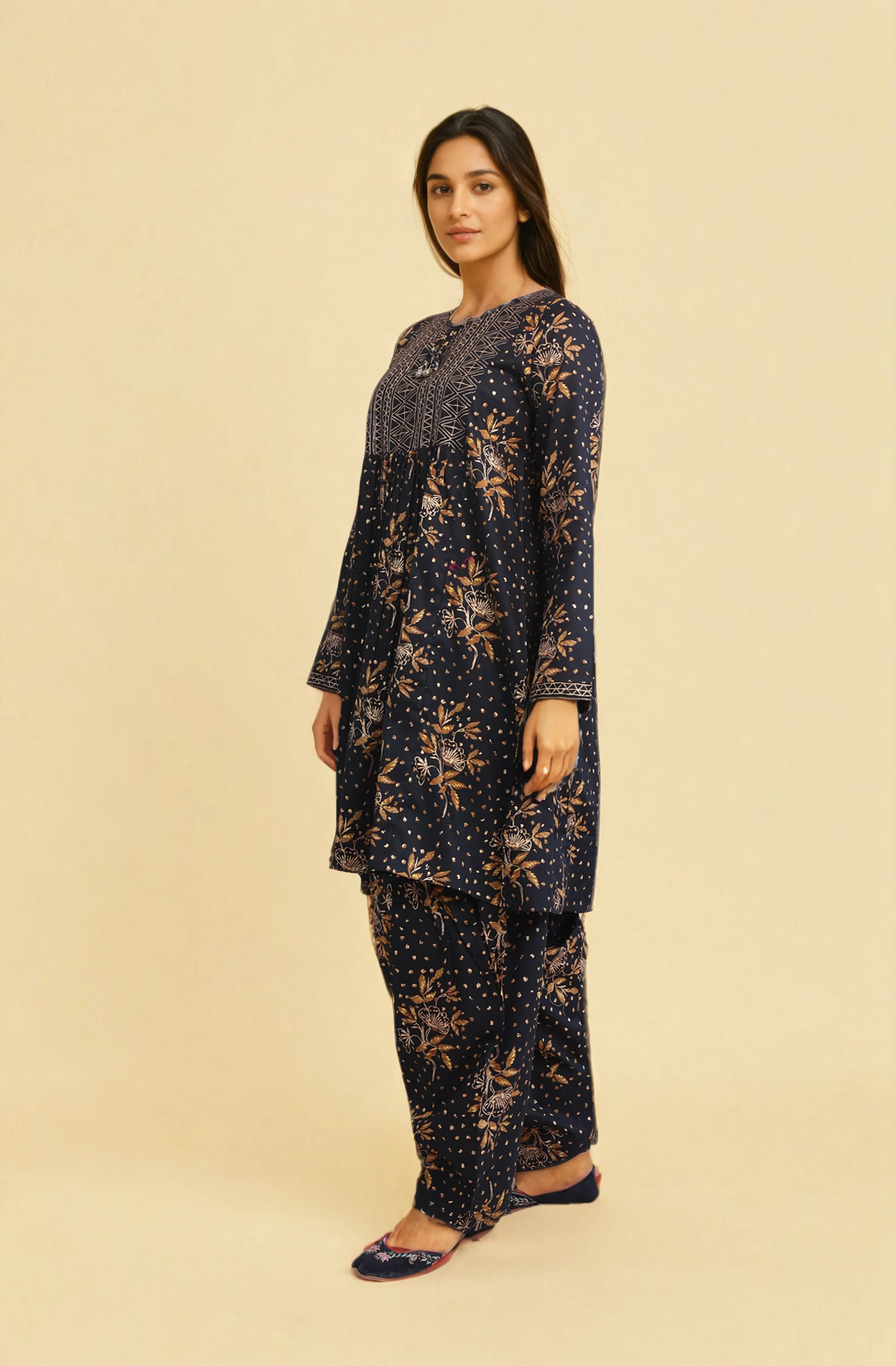 Muqaish 2-Piece Suit - Image 3