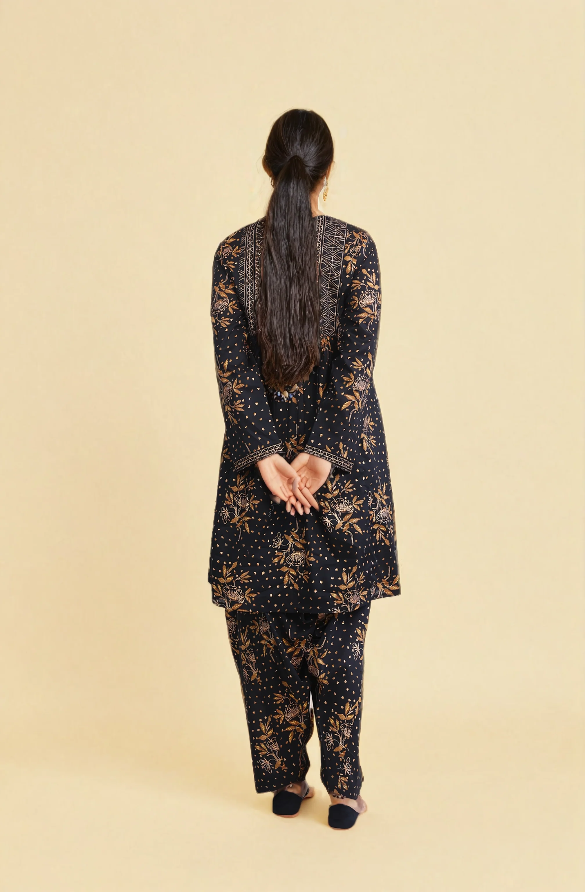 Muqaish 2-Piece Suit - Image 4