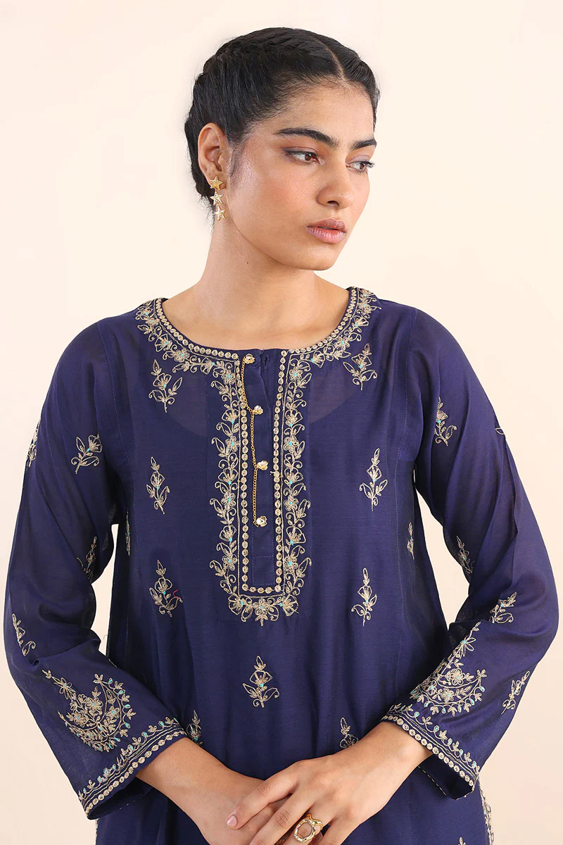 Shehzaadi Embrodiered Suit - Image 2