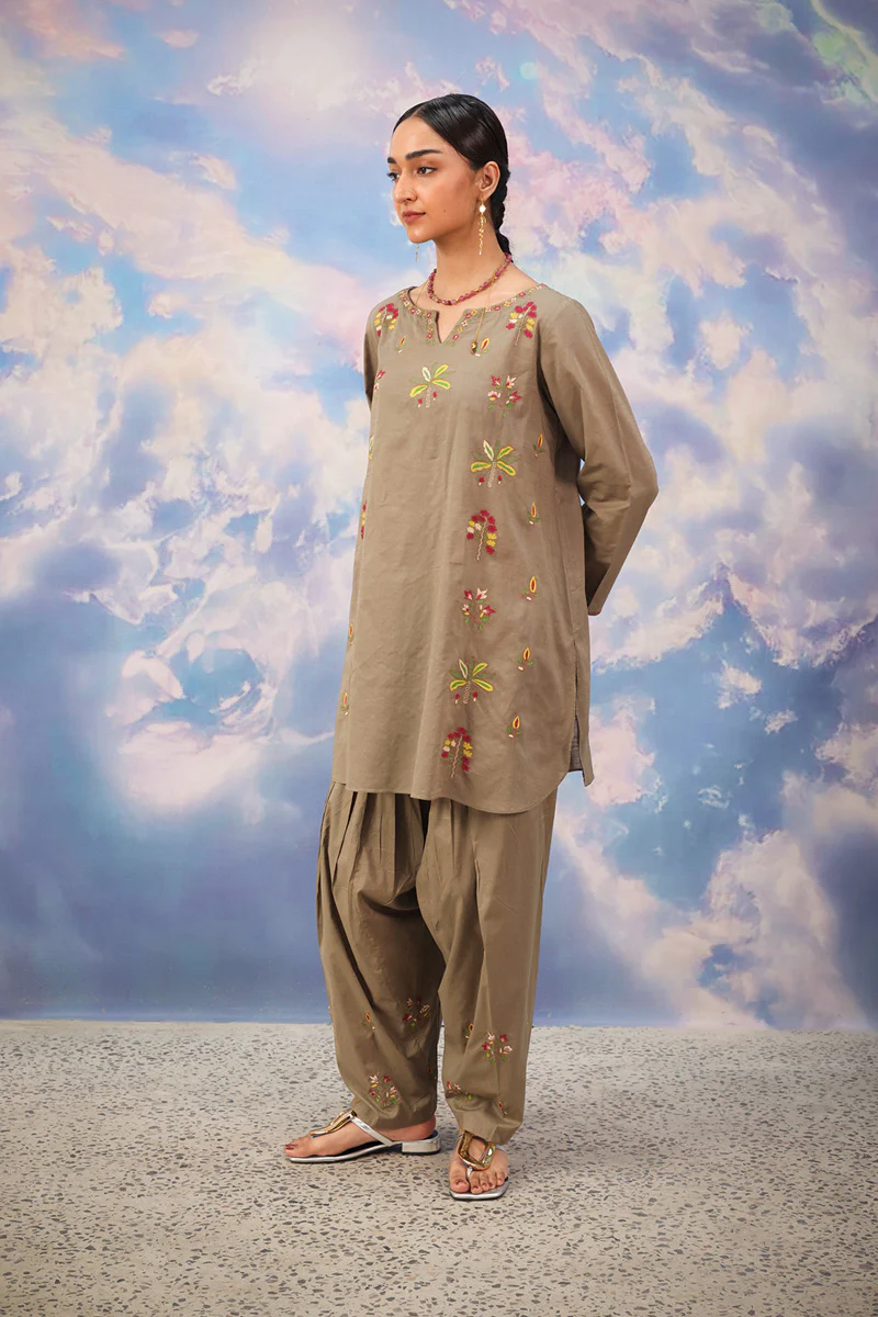 Chamba Rumal Ornate Suit - Image 10