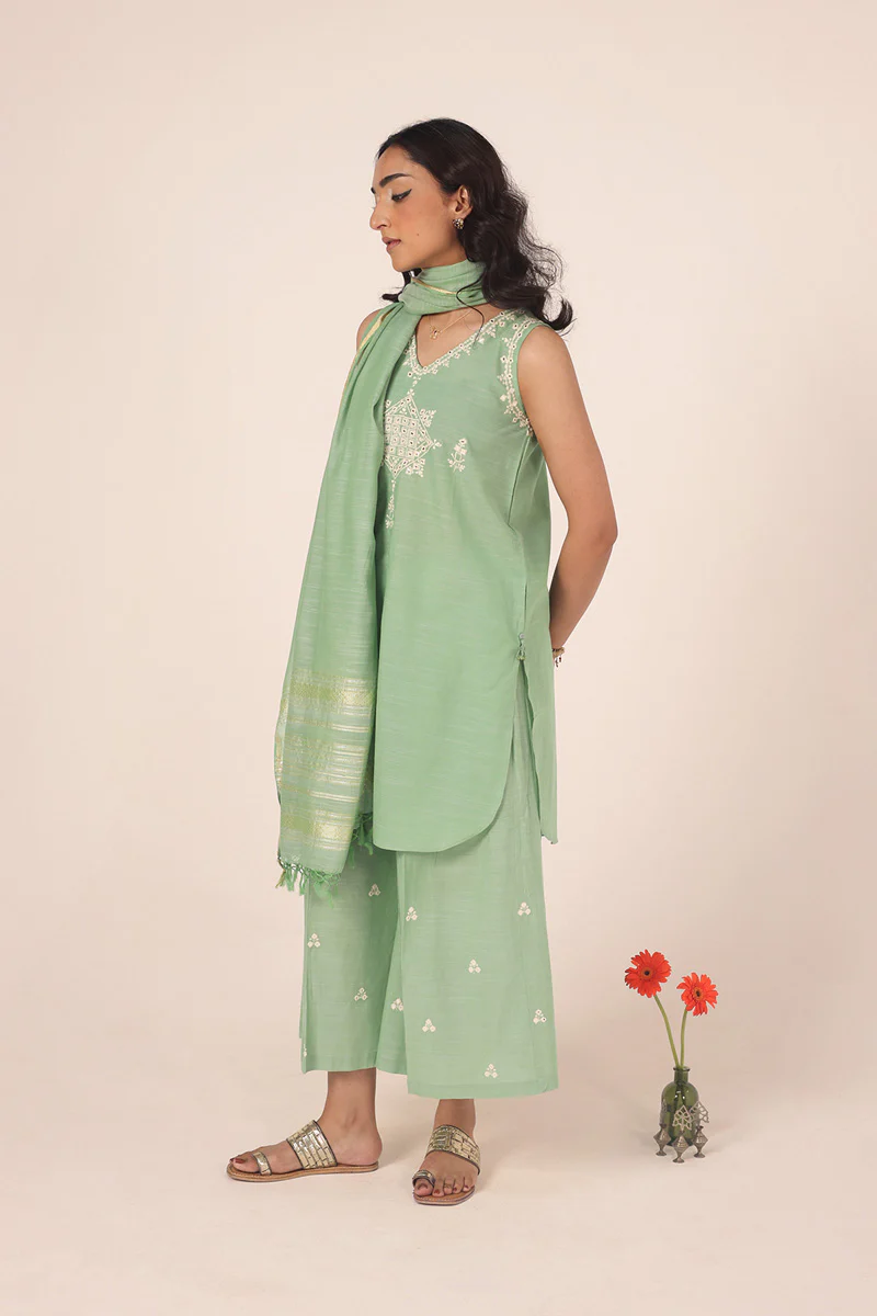 Aina-e-Mehmal Suit - Image 4