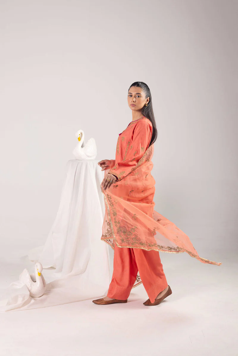 Hues of Red Golden Weave 3 Piece - Image 3